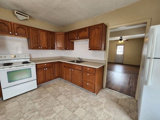 Photo - 604 W Seerley Blvd