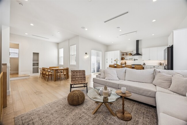 Building Photo - 1127 W 16th St