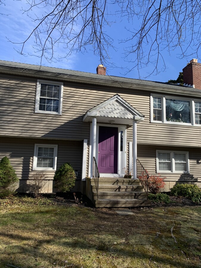 In-law apartment lower level. Living room kitchen with pellet stove. - 67 E Creek Cir Casa