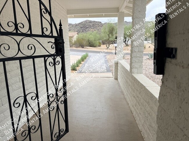 1704 E Pickrell Dr