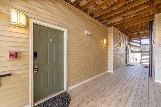 Photo - Luxurious Condo Living in Gated Stonegate ... Unidad H