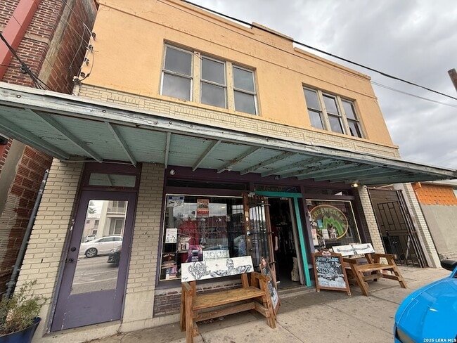 Building Photo - 919 S Alamo St