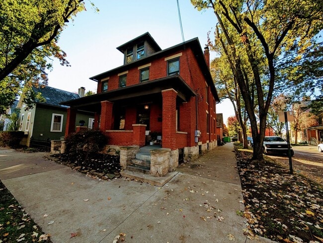 Building Photo - Central German Village Location!