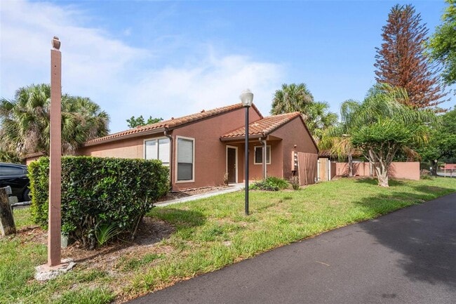Building Photo - 652 St Johns Ct Unit 652