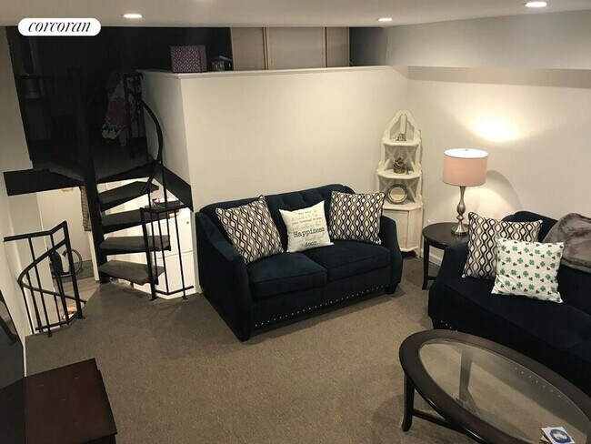 Photo - 211 Thompson St