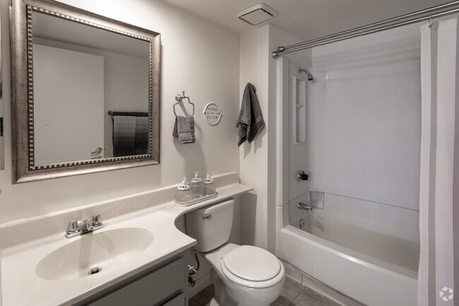 1BR, 1BA -526 SF