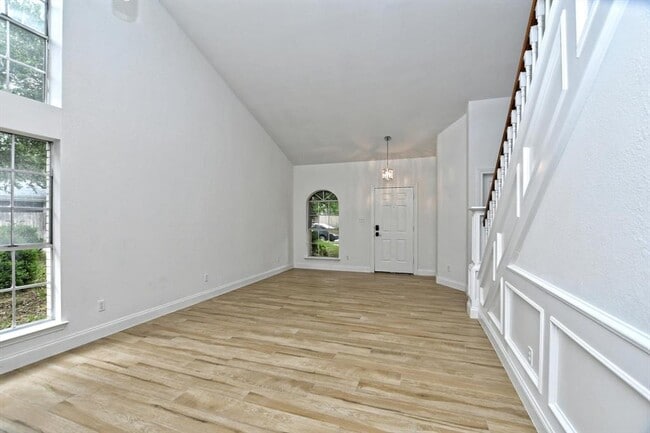 Photo - 17607 Klamath Falls Dr