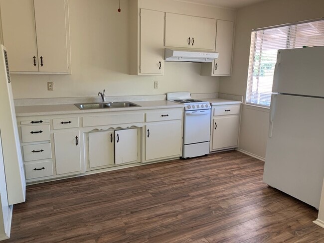 Building Photo - 662 Chestnut St Unit Apt 1