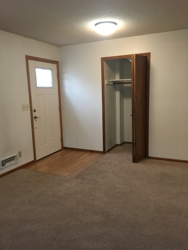 Front entry/living room - 322 3rd Ave SE Unit 322