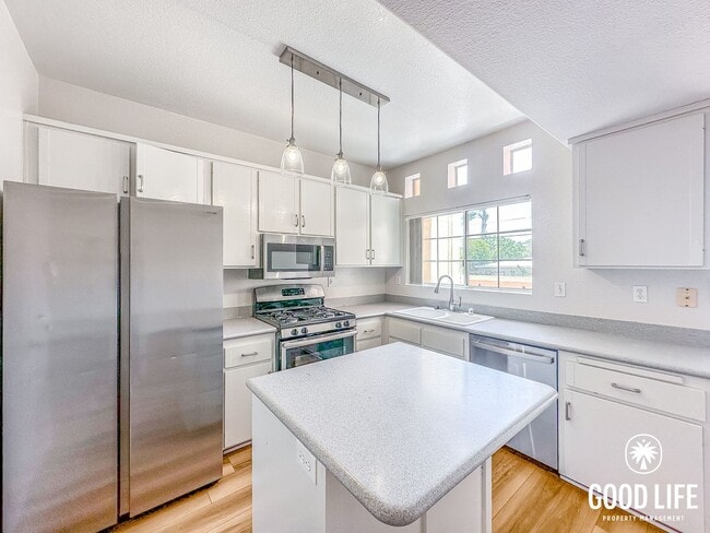 Building Photo - SD: Stunning 3BD/2.5BA Townhome in Imperial Beach with Ocean Views, Rooftop Patio & In-Unit Laundry