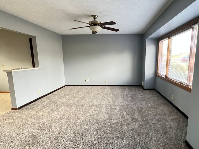 Photo - Beautiful walk-out ranch!