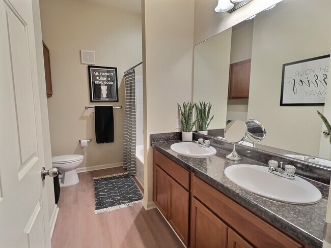 Suites Upgraded 2x2 Large Flat A Bedroom-Restroom
