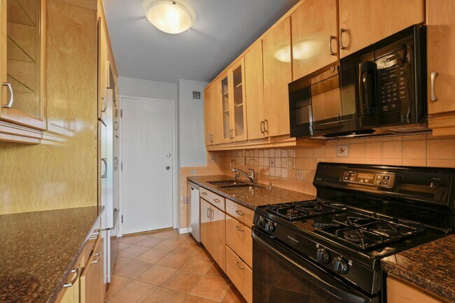 Photo - HUGE Apartment Across from Grosvenor Metro... Unidad 904