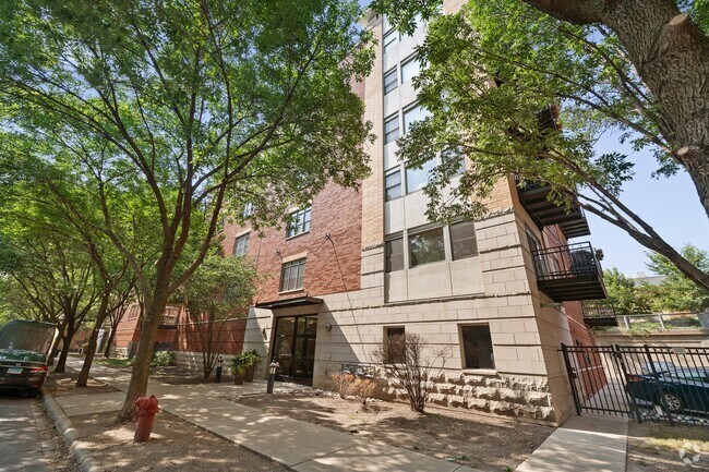 Building Photo - 2320 W St Paul Ave Unit 402 Rental