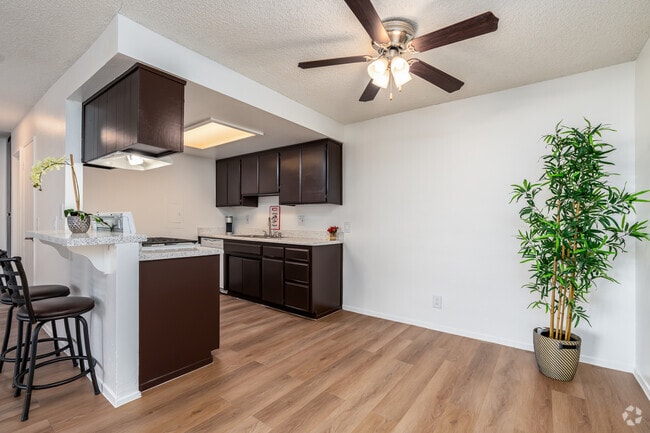 2 habitaciones, 2 baños, 964 pies cuadrados, comedor