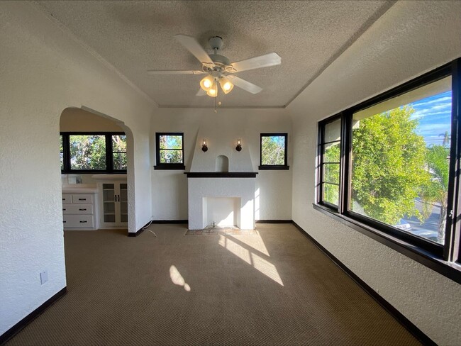 Building Photo - Craftsman Style One Bedroom with Decorative Fireplace! On Site Washer and Dryer & Assigned Storag... Unit 2038 29th St