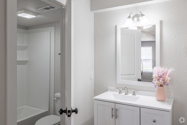 1BR, 1.5BA - 704 SF - Bathroom
