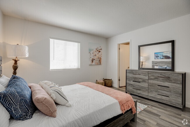 2BR, 2BA - 895SF