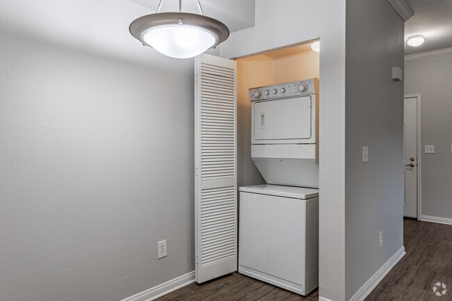 1BR, 1BA - 741SF