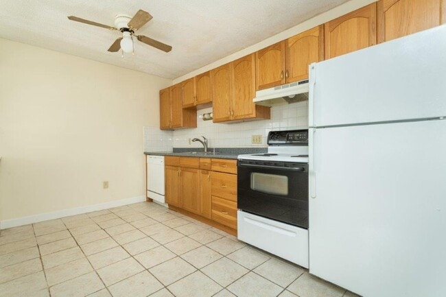 Building Photo - 162 Summer St Unit 11