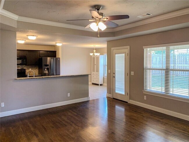 Photo - 900 SW Crownview St