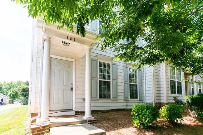 Building Photo - Peaceful 3-Bed, 2-Bath End Unit Townhome in Powell Place