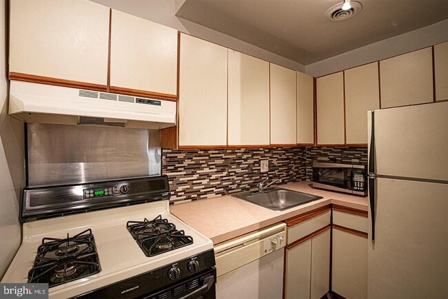 Building Photo - 619 S 19th St Unit 2 Rental