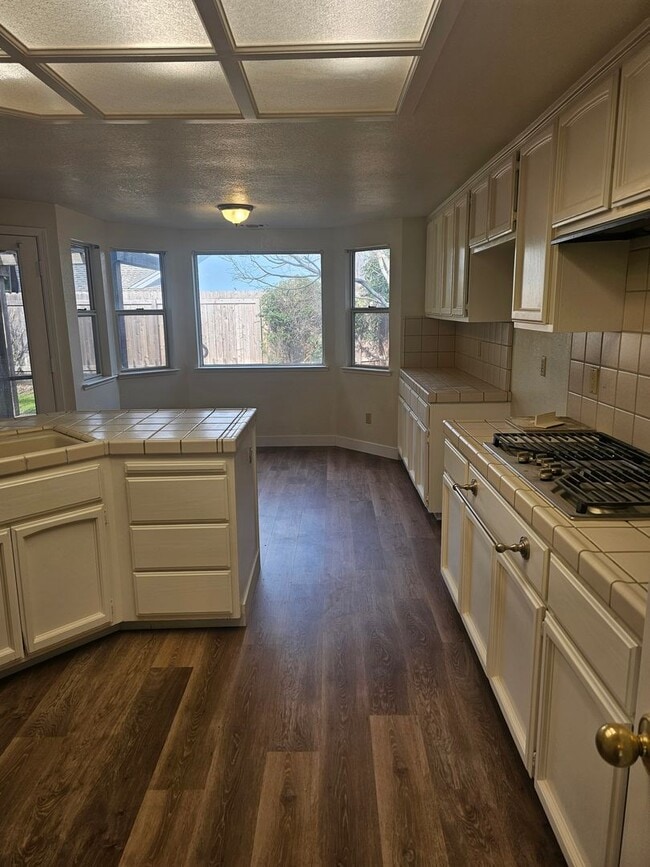 Photo - COMPLETELY REMODELED 3 BEDROOM HOUSE IN W. ROSEVILLE!!