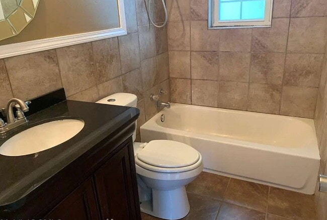 Photo - Student Room for Rent Near University of S... Unit Room #3