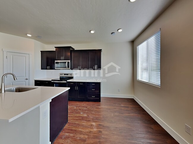 Photo - 698 S Rocker Ave