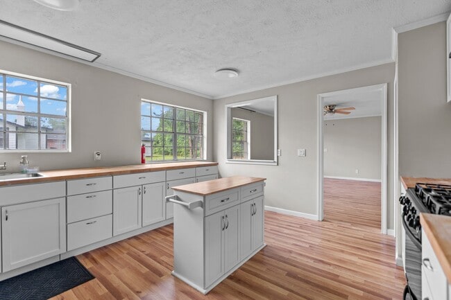 Photo - 320 Brobston St