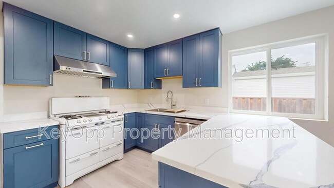 Photo - 976 Masson Ave