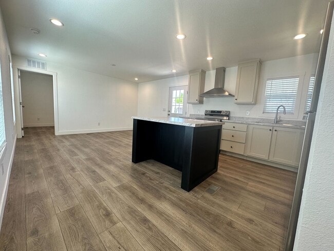Photo - 2060 N Center St