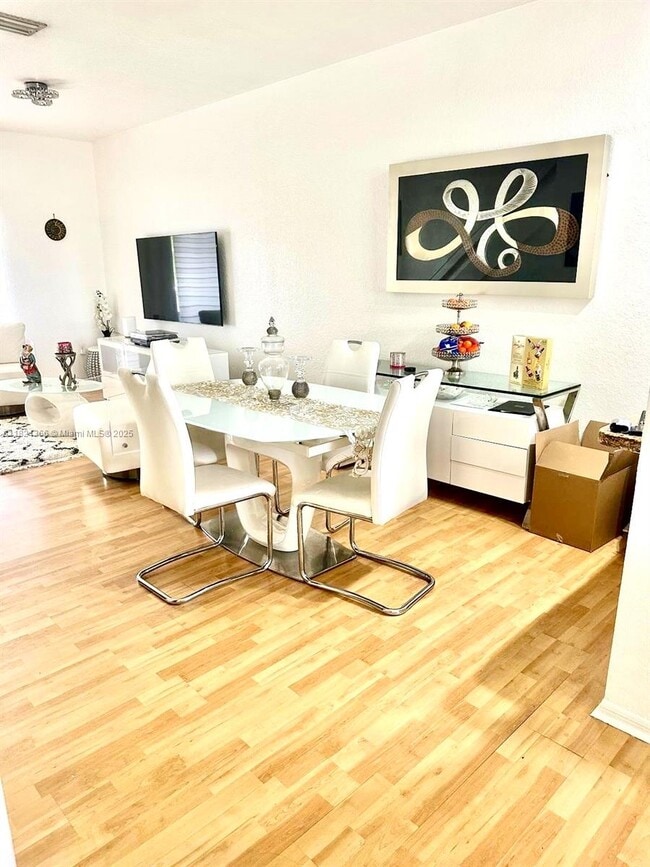 Photo - 5610 NW 114th Pl Unidad 202 Rental