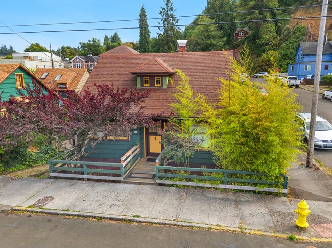 Building Photo - 513 Bond St Rental
