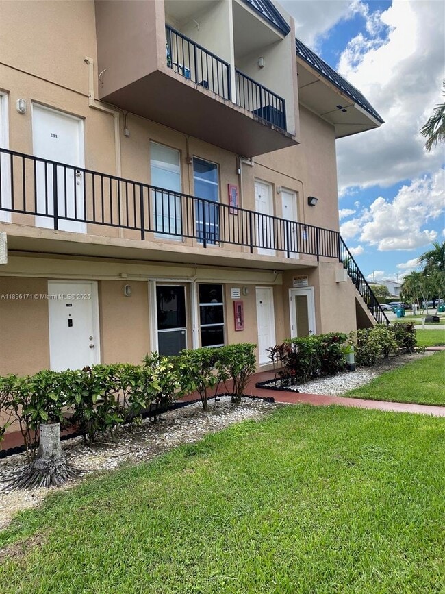 Building Photo - 3901 SW 109th Ave Unit 9C