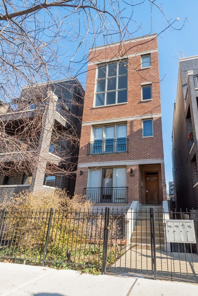 Building Photo - 1111 N Paulina St Unit 3