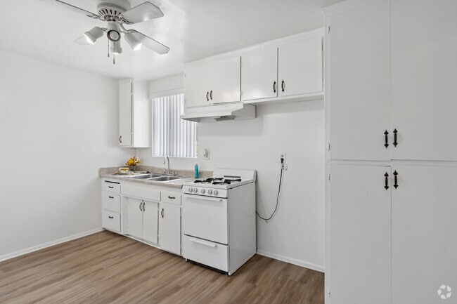 1BR, 1BA - Kitchen