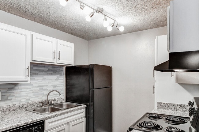 Photo - Gregory Lane Apartments