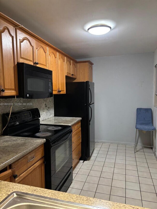 Building Photo - 871 NE 207th Ln Unit 103-15