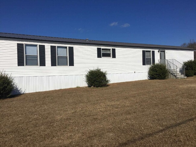 Building Photo - 2 Bedroom, 2 Bathroom Singlewide in Shady Creek Mobile Estates *LAWN CARE INCLUDED* Pikeville sch...