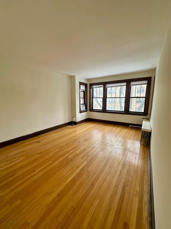 living room (angle 1) - 4036 N Mozart St Unit 2