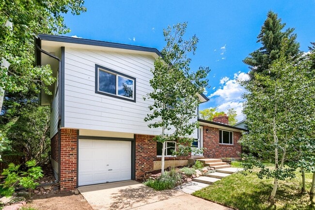 Building Photo - Beautiful 3-Bedroom Home with Large Backyard & Mountain Views