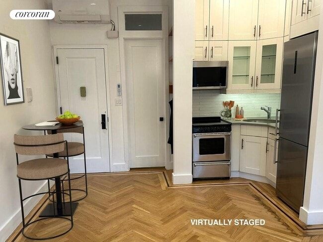 Photo - 324 W 47th St