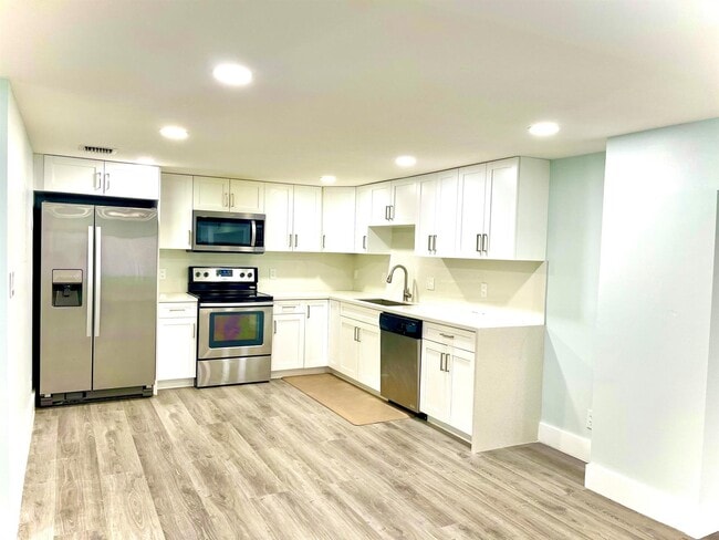 Building Photo - 4725 SW 62nd Ave Unit 103