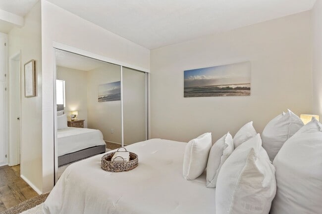 Holiday West Apartments