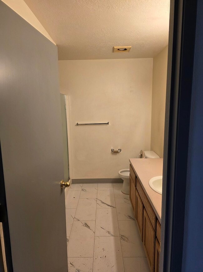 Photo - 264 Ecols St S