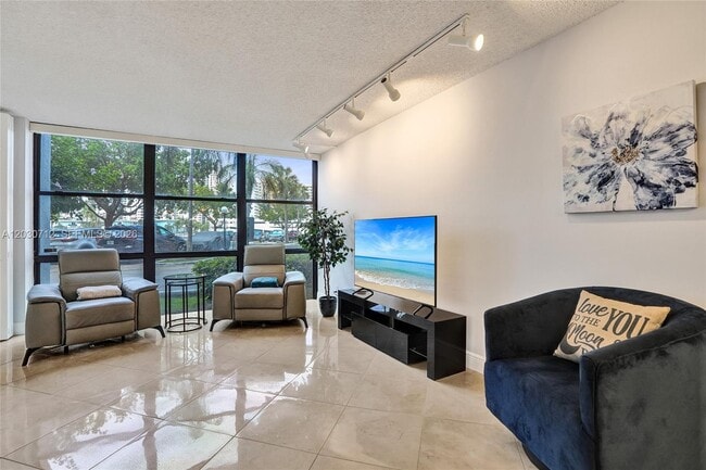 Building Photo - 1000 Parkview Dr Unit 104