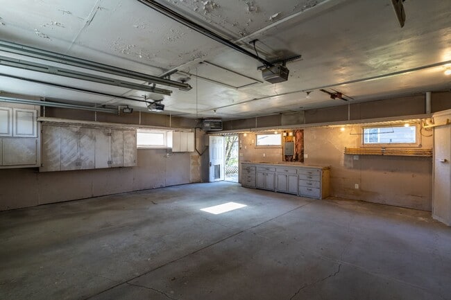 Building Photo - Beautiful Single Family Home