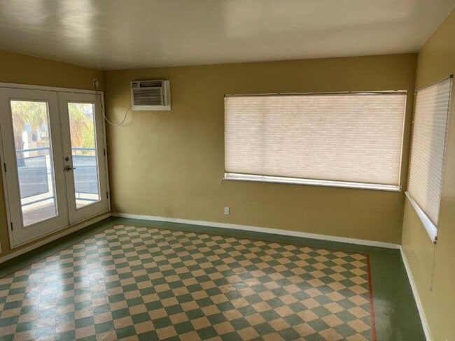 2583 N Palm Canyon Dr Unidad 400